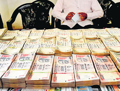 Wads of unaccounted-for currency seized in Karwar on Tuesday night. DH PHOTO