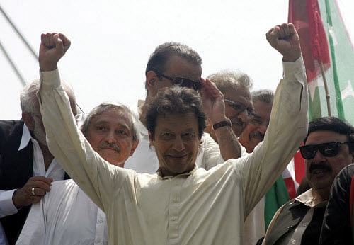 Imran Khan, chairman of Pakistan Tehreek-e-Insaf (PTI) political party, gestures as he leads the Freedom March in Lahore. Reuetrs photo