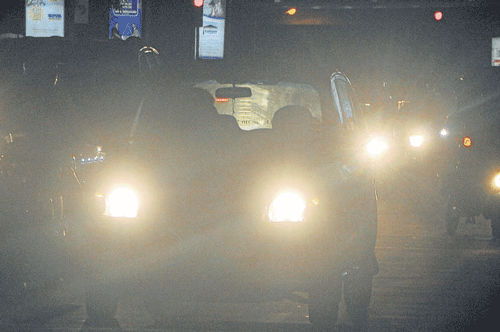 Dangerous: Motorists use high beam lights despite its ban. DH Photo by BK Janardhan