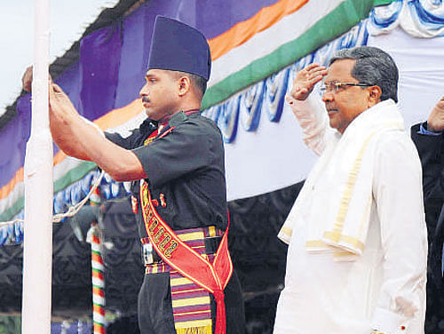Chief Minister Siddaramaiah receives guard of honour at the Independence Day celebrations at the Manekshaw Parade Grounds in Bangalore on Friday. DH photo