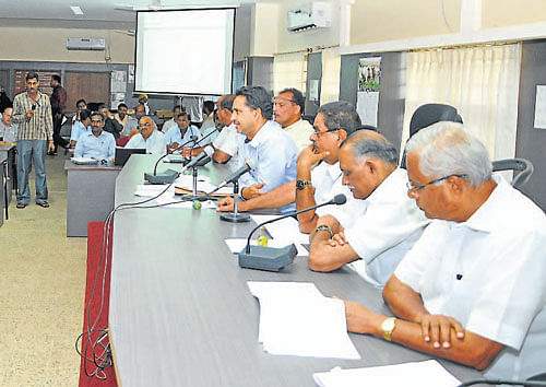District-in-Charge Minister B Ramanath Rai chairing a review meet at DC office in Mangalore on Saturday. Sports Minister K&#8200;Abhaychandra Jain, MLA&#8200;J&#8200;R&#8200;Lobo, MLC Ivan D'Souza and  DC&#8200;A&#8200;B&#8200;Ibrahim among others look on. DH photo