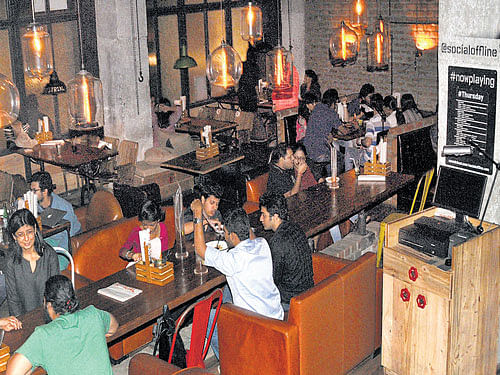 In the evenings, Church Street Social is packed. DH PHOTO BY B H SHIVAKUMAR