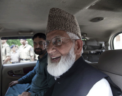 Kashmiri separatist leader Syed Ali Shah Geelani, leaves after talks with the Pakistani high commissioner in New Delhi, India, Tuesday, Aug. 19, 2014. AP photo