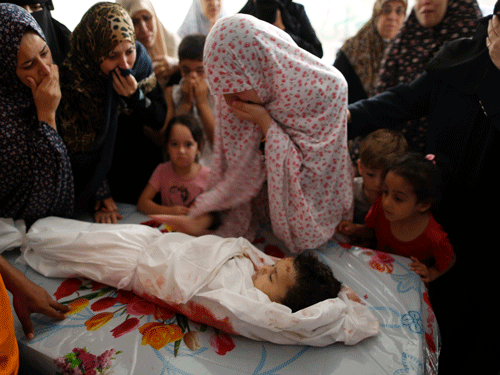 The mother (C) of Palestinian girl Nour Abu Hasera, whom medics said was killed in an Israeli air strike, mourns next to her body during her funeral in Gaza City August 20, 2014. Israeli air strikes killed 11 Palestinians in Gaza, including the wife and infant son of Hamas military leader, Mohammed Deif, in what the group said on Wednesday was an attempt to assassinate him after a ceasefire collapsed. Israel military said it had carried out 60 air strikes on the Gaza Strip since hostilities resumed on Tuesday, and that Palestinians launched more than 80 rocket salvoes, some intercepted by the Israeli anti-missile Iron Dome system. REUTERS photo