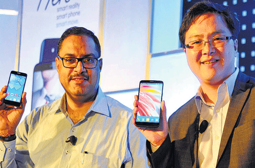 Mobility India Executive MD Atul Gaur and Country Manager of APAC-Indian Business Unit Steven Zhao unveil Alcatel onetouch smartphones in Bangalore on Thursday. DH Photo