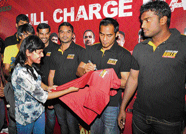new flavour Bengaluru Bulls' players oblige fans at a promotional event in Bangalore on Friday. DH photo