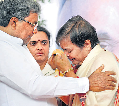 Chief Minister Siddaramaiah consoles Ananthamurthy's wife Esther in Bangalore on Saturday. DH photo