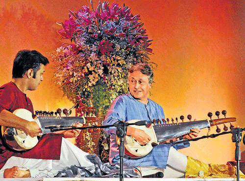 Amjad Ali Khan with his sons Amaan.