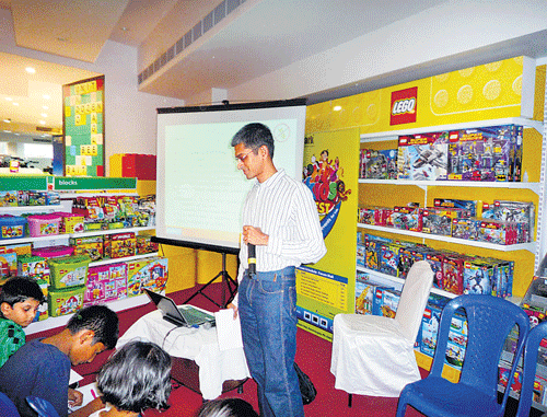 Vivek Karthikeyan interacting with young quizzers.