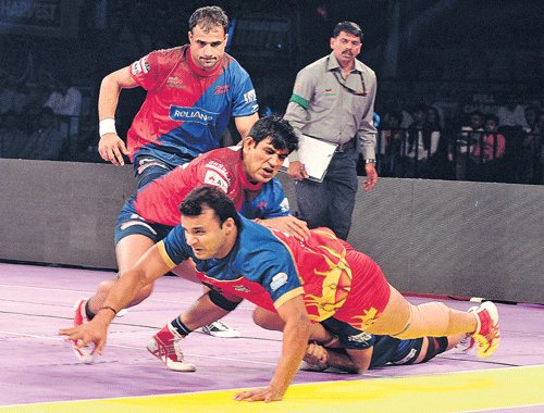 Puneri Paltans Wasir Singh (right) attempts to evade Dabang Delhis Rakesh Kumar during their PKL match in Bangalore on Monday. DH PHOTO/ SRIKANTA SHARMA R