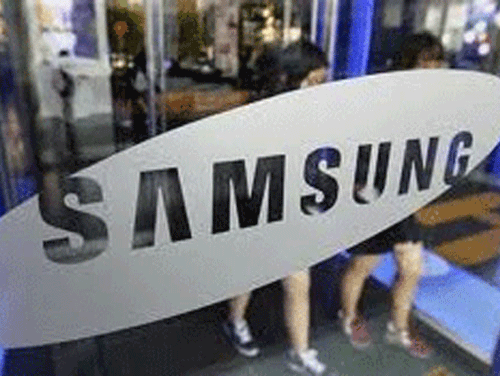 Samsung Electronics Co Ltd on Thursday unveiled what it said was the first smartwatch capable of making and receiving calls without a mobile phone nearby, in the South Korean firm's latest effort to find a new growth driver.  Reuters file photo