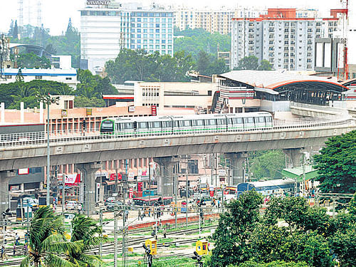 Although Yeshwantpur railway andMetro stations are in close proximity to each other, there is not evena skywalk to connect thetwo. DH PHOTO/SRIKANTA SHARMA