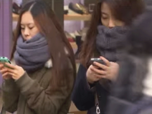 Women college students spend an average of 10 hours a day on their cellphones and men college students spend nearly eight, with excessive use posing potential risks for academic performance, researchers from Baylor University said / Screen Grab