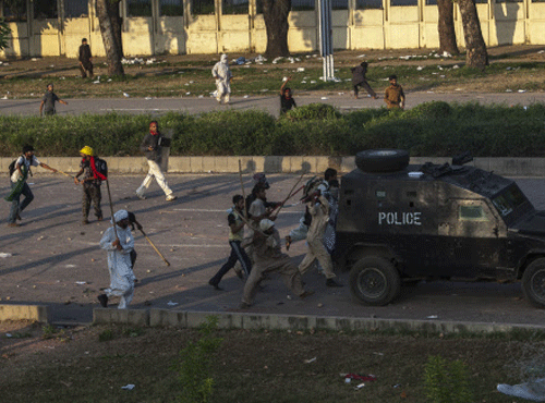 Supporters of Tahir ul-Qadri, Sufi cleric and leader of political party Pakistan Awami Tehreek (PAT),clash with riot police during the Revolution March in Islamabad. Reuters photo