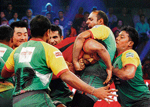strong catch: Patna Pirates' defenders grab hold of a Bengaluru Bulls raider during their third-place match on&#8200;Sunday.