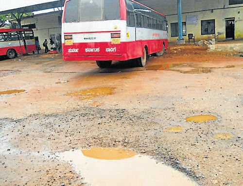 A view of the pitiable condition of Somvarpet bus stand. DH PHOTO