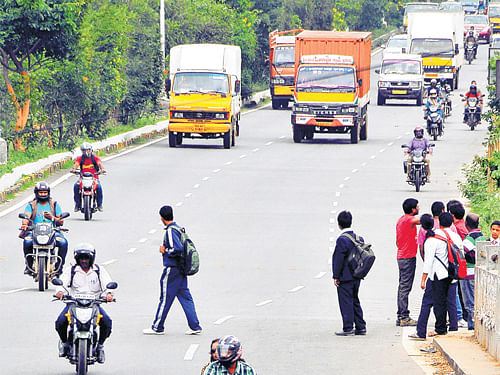 Since there are very few pedestrian crossings on the Outer Ring Road, people dash to the other side. DH photo