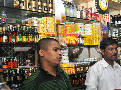 The Scheduled Castes/Tribes Welfare Committee of the legislature has recommended to the government to issue 1,500 excise licenses to members of SC/ST communities to open liquor shops and bars.  DH photo for representation purpose only