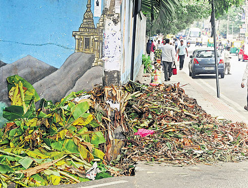 Uncleared garbage on H Siddaiah Road on Monday. DH PHOTO