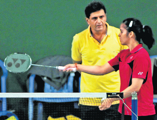 Badminton ace Saina Nehwal during a training session at theKBA on Tuesday as Prakash Padukone looks on. DH PHOTO