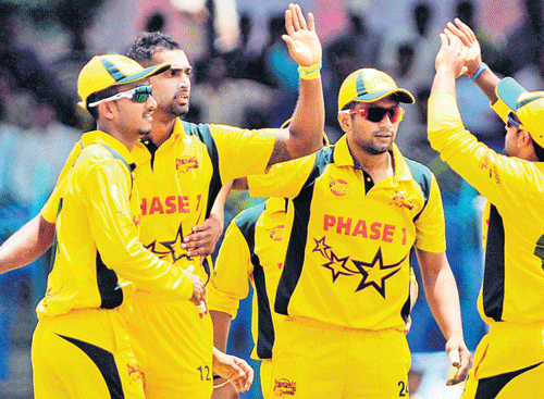 Abhimanyu Mithun (second from left) of Bijapur Bulls is congratulated by team mates after removing Mysore Warriors KB Pawan . DH PHOTO/ IRSHAD MAHAMMAD