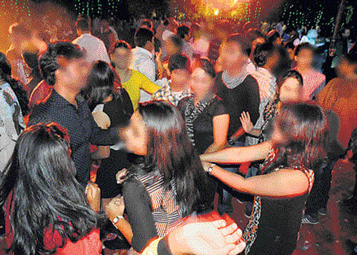 Under fire from the High Court of Karnataka over increasing noise pollution, Karnataka State Pollution Control Board (KSPCB) has written to the City police to ban nightlife from 10 pm to 1 am / DH Photo