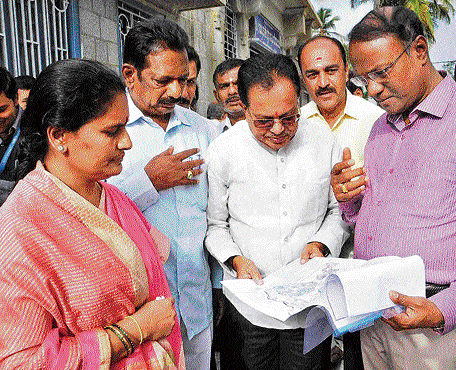 taking stock: Mayor N Shanthakumari toured Uttarahalli ward on Tuesday to know about the civic problems. Deputy Mayor K Ranganna and others are seen. dh photo