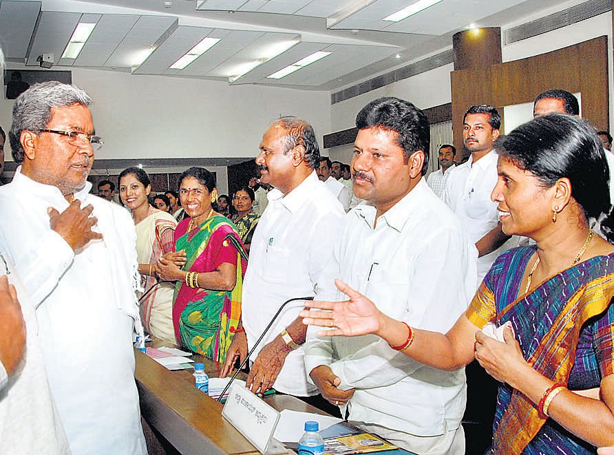 Chief Minister Siddaramaiah interacts with Zilla Panchayat presidents at the State Panchayat Council meeting at the Vikasa Soudha in Bangalore on Wednesday. DH photo