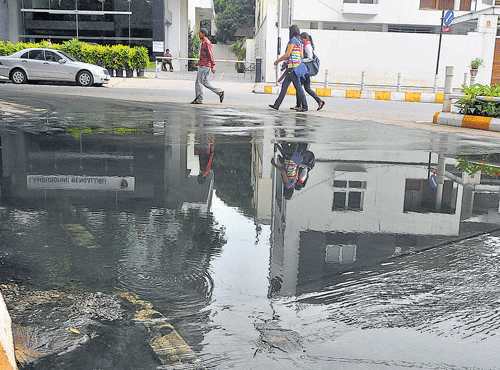 Pedestrians have a tough time walking on Vittal Mallya Road DH PHOTO BY BK JANARDHAN