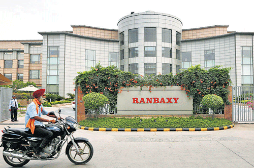 Pfizer Inc and India's Ranbaxy Laboratories Ltd won dismissal of a U.S. antitrust lawsuit accusing them of conspiring to delay sales...