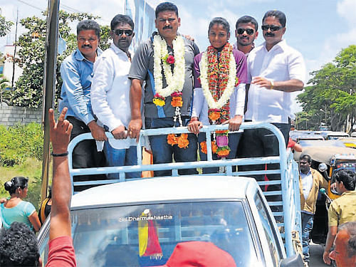 Sports person C P Jyothi receives grand welcome during her arrival at hometown Chikmagalur on Saturday, after winning a medal in the international rowing contest at Taipei in Taiwan. DH Photo