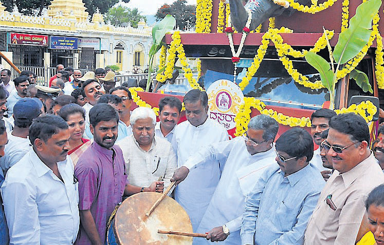 CM&#8200;Siddaramaiah flagged off the Dasara invitation chariot, in front of Kote Anjaneya temple, in Mysore, on Sunday.  Revenue minister V Sreenivas Prasad,  PWD Minister Dr H C Mahadevappa, MLA Tanveer Sait and others are seen. DH&#8200;PHOTOS