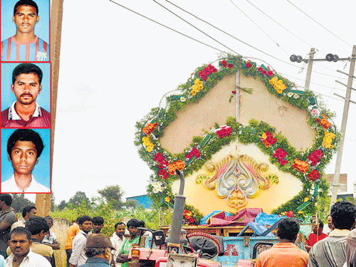 Three of the five youths (inset) who were electrocuted when the tractor carrying the Ganesha idol came in contact with a high tension wire. DH photo/N M Nataraj