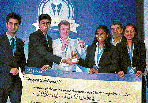 Team of IMT Ghaziabad receives the first prize at the Brew-a-Career Business Case Study Competition, 2014.