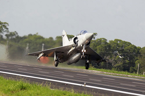 An M 2000 Mirage fighter jet takes off from a highway, designated as an emergency runway in the event of war, during the annual Han Kuang military exercise in Chiayi County, southern Taiwan September 16, 2014. REUTERS