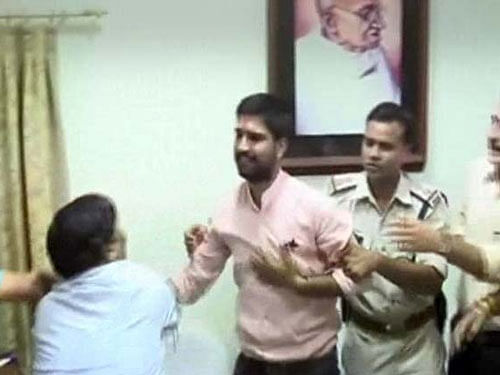 A total of 20-25 persons have been identified by the police on the basis of video footage and newspaper reports and launched a drive to nab the others involved in the offence soon, police said. However, the police have not disclosed the identity of the accused. Screen grab