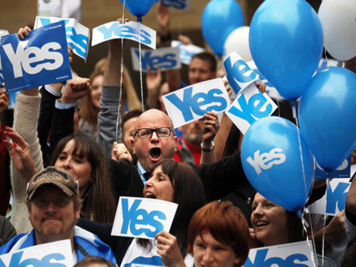 People react during a pro Scottish independence campaign rally, in central Glasgow, Scotland,Wednesday, Sept. 17, 2014. The two sides in Scotland's independence debate are scrambling to convert undecided voters, with just one day to go until a referendum on separation.  AP photo