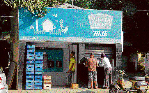 People can now purchase products from milk booths in Delhi and NCR by using the recently launched 'SmartChange' card.