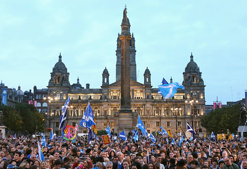 Yes' campaigners gather for a rally in George Square, Glasgow, Scotland September 17, 2014. The referendum on Scottish independence will take place on September 18, when Scotland will vote whether or not to end the 307-year-old union with the rest of the United Kingdom. REUTERS