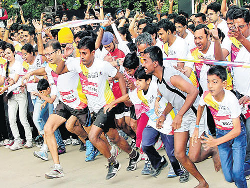 Thousands of Wipro employees, their families, friends, customers, analysts and suppliers take part in the 'Spirit of Wipro Run' organised at the Electronics City on Sunday. DH photo