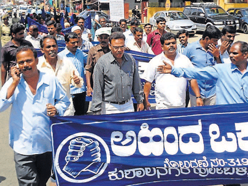 Siteless people stage a protest led by Ahinda Okkuta in Kushalnagar on Monday.