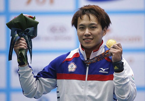 Lin Tzu Chi wins gold with world record lift