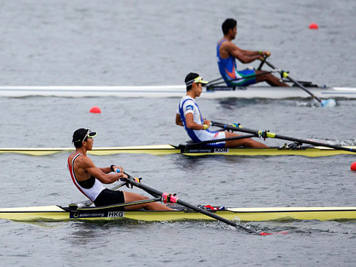 Indian rower Dushiant Dushyant faltered in the final 500 metres and had to settle for the bronze medal in the men s lightweight single sculls final of the 17th Asian Games at the Chungju Tangeum Lake Rowing Center here Wednesday. Reuters photo