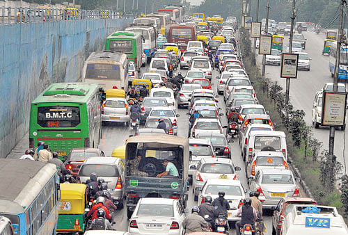 Despite the High Court ordering the Karnataka State Pollution Control Board (KSPCB) to check noise and air pollution in the City and strictly maintain 'No Honking Zones' around schools, hospitals, government offices, courts, etc, officials and experts say such spaces simply do not exist because most of the institutions are located in congested areas. DH file photo