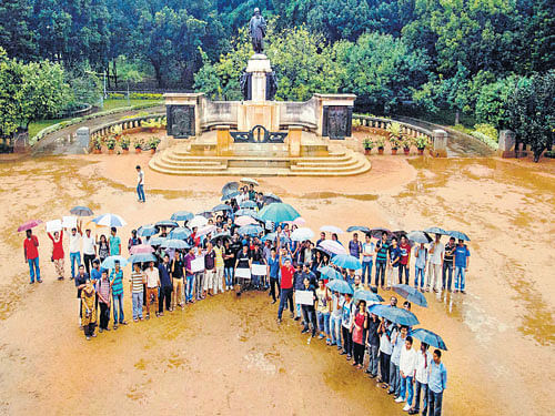 As many as 300 students of IISc celebrate historic day in Bangalore by forming a logo of Isro. DH photo