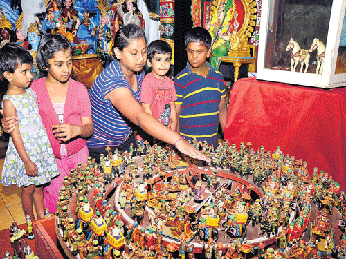 Children looking at 'Abhimanyu Chakravyuh'.
