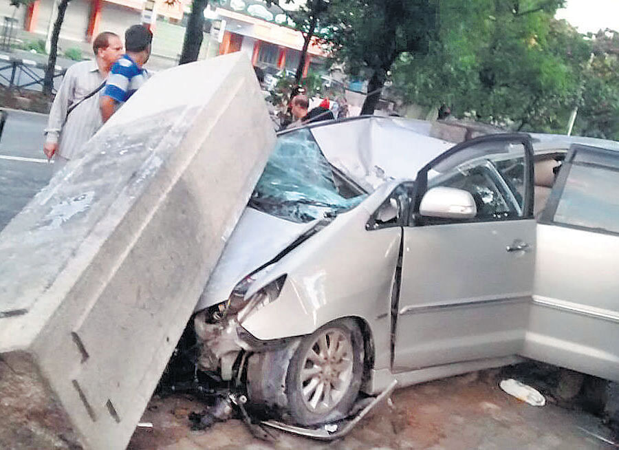 Astone pillar camecrashing downon a car which had ploughed into it near KH Circle in the City in the early hours of Monday. DH photo