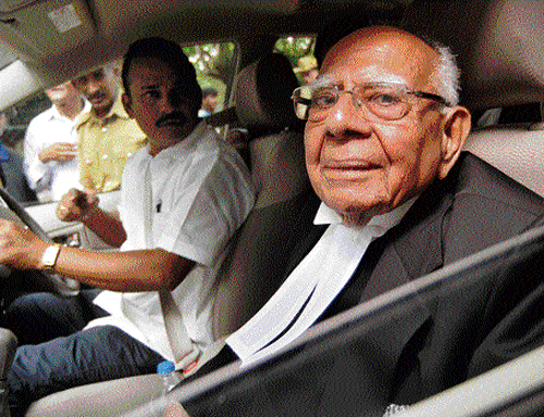 Senior advocate Ram Jethmalani leaves the High Court after filing the bail plea for former Tamil Nadu chief minister  J&#8200;Jayalalitha in the City on Tuesday. DH PHOTO