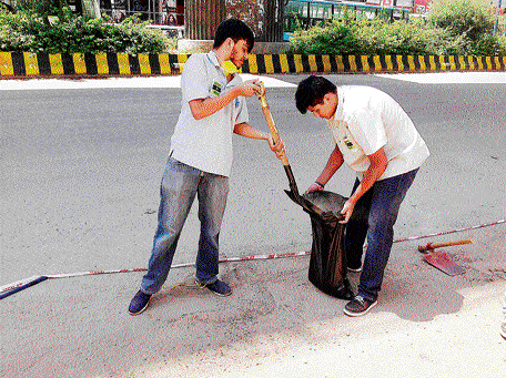 Inspiring : Volunteers clearing the garbage and painting the pavement on MG Road.