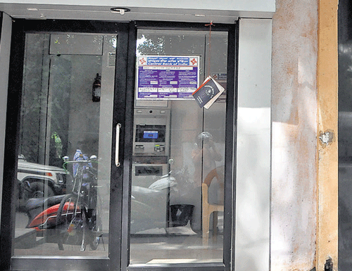 A series of holidays starting from October 2 to October 6, has put many Bangaloreans as well as visitors to the City to inconvenience as several ATMs have gone dry / DH file photo only for representation